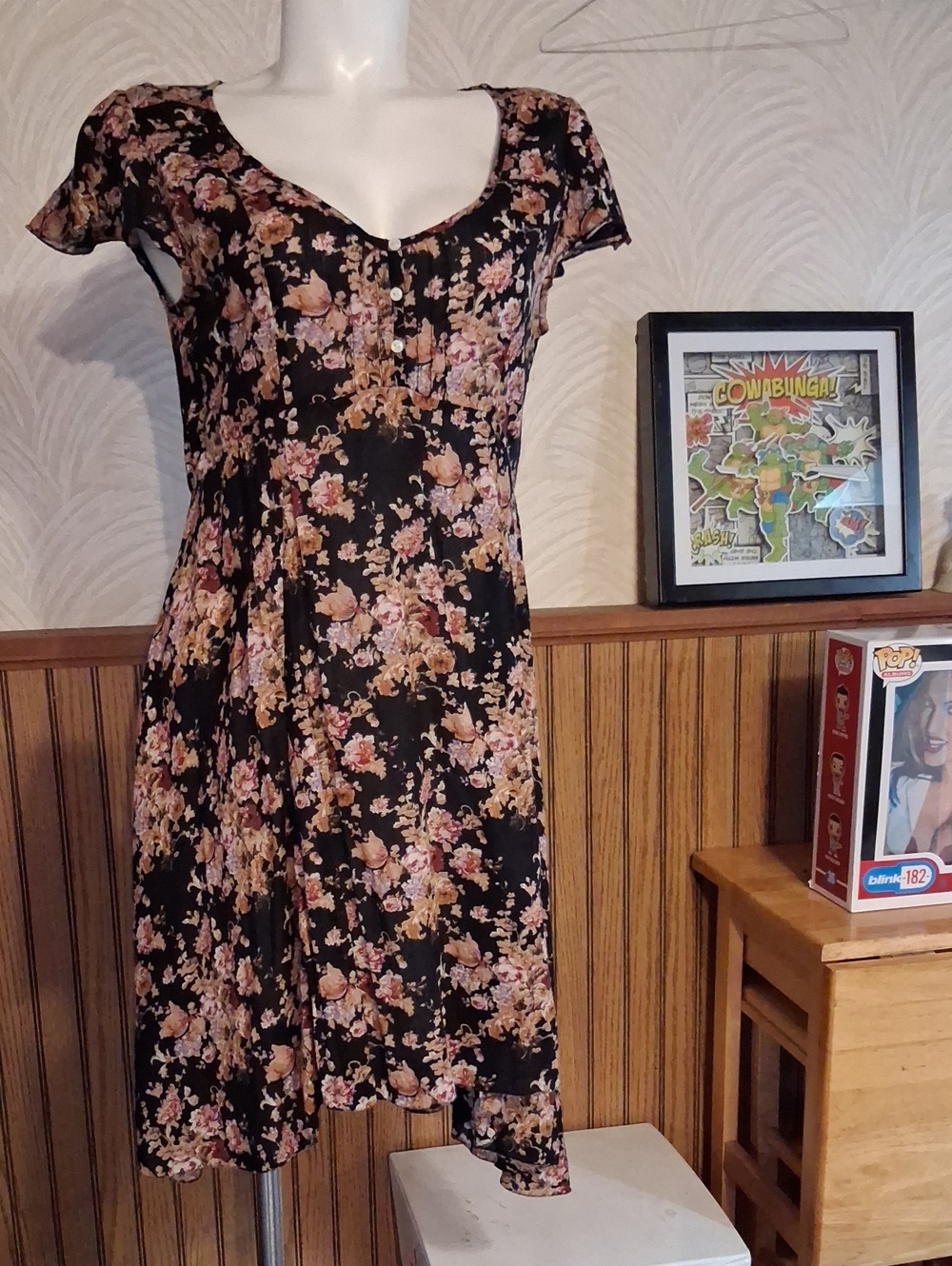 Floral Scoop Neck Midi Dress in Black and Pink